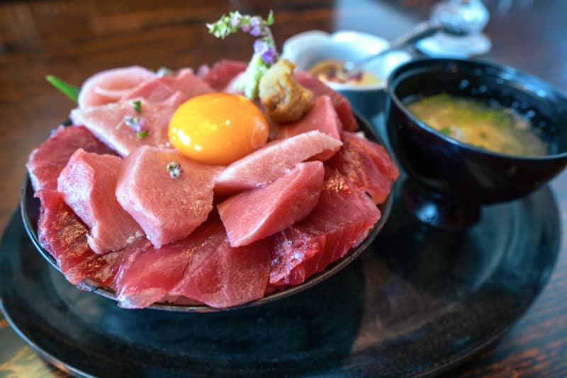 A heap of Miura bluefin tuna!"Tuna three-color bowl" with extra-thick red meat, medium fatty tuna, and large fatty tuna