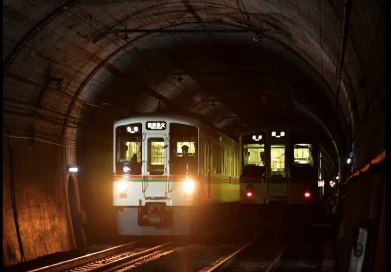 深夜の正丸トンネルで101系と4000系が並ぶ　西武初のトンネル内撮影会