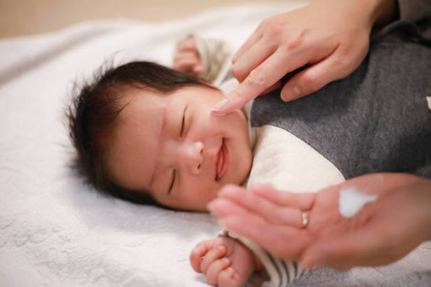 赤ちゃんの肌は大人と比べて肌トラブルが起こりやすい！？　 ０カ月からのスキンケアが必要…