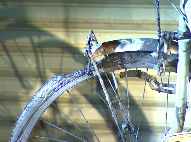 屋外にとめてあった自転車のタイヤが燃える　前輪のかご部分から出火か　建物への延焼・ケガ人なし …
