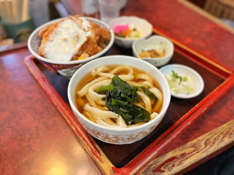 Selected as one of Honjo City's "Rokusuke Udon" XNUMX famous restaurants!Katsudon set meal with chewy udon was the best
