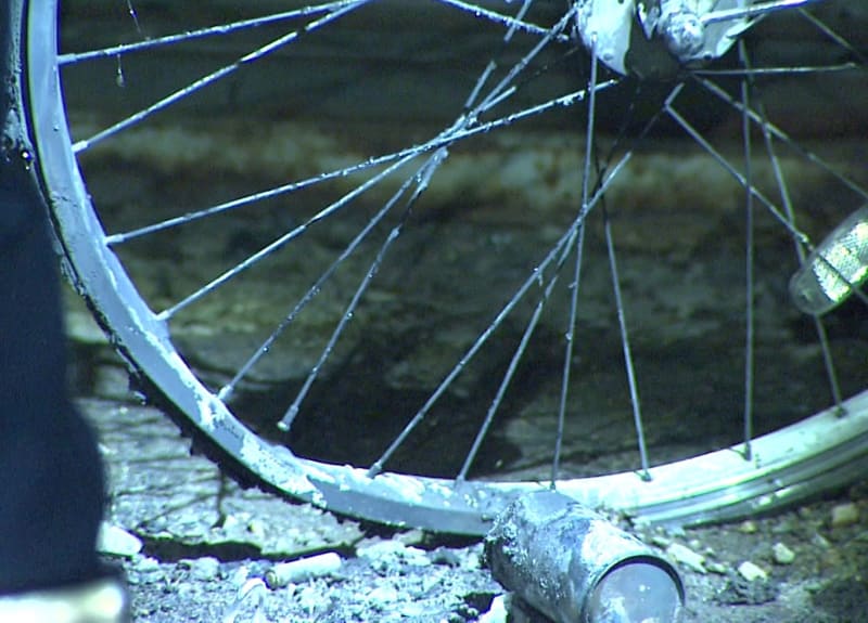 屋外にとめてあった自転車のタイヤが燃える　前輪のかご部分から出火か　建物への延焼・ケガ人なし …