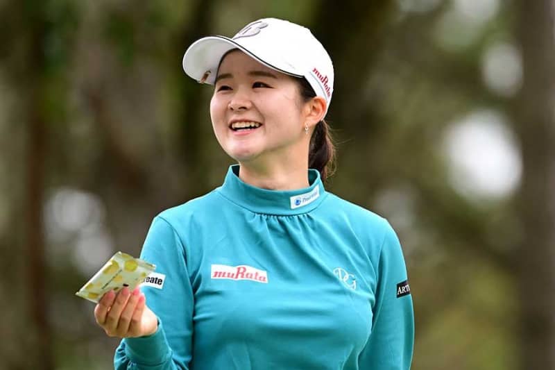 女子ゴルフ19歳川崎春花が単独首位　早くも3勝目に王手「結果より過程を考えたい」