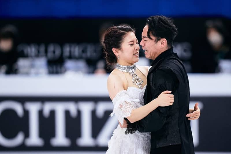 村元哉中、高橋大輔が抱擁を交わした瞬間　2人に向けたレンズに写っていたもの【フォトコラム】