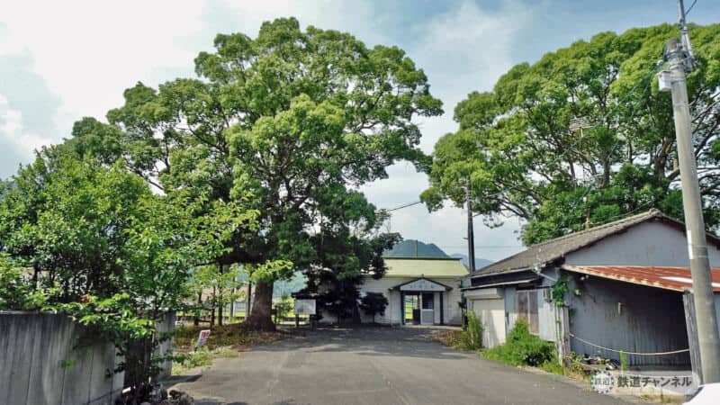 Shade of Giant Tree JR Shikoku Kotoku Line Sanuki Aioi Station [Wooden Station Building Collection] 113