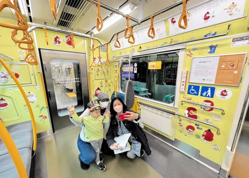 東京都営地下鉄に「だるまちゃん」、温かいメッセージ　加古里子さん作品、子育てへの理解呼びかけ