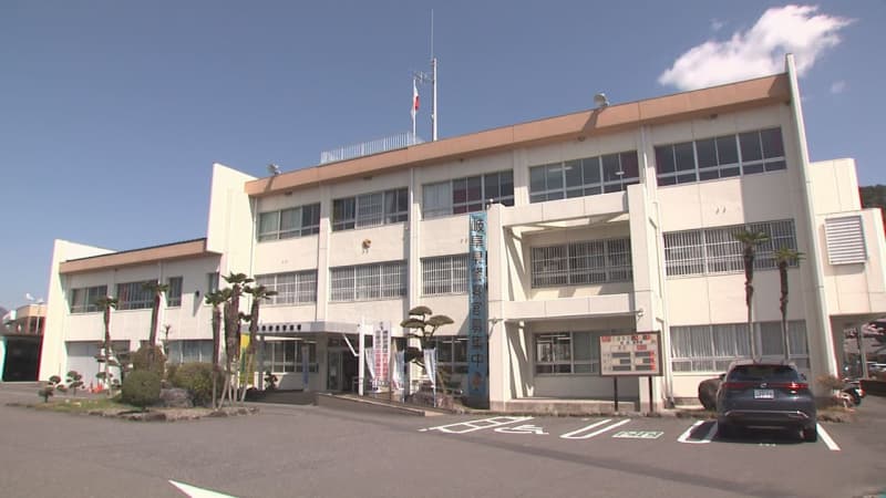 A man was arrested on suspicion of hit-and-run after colliding with a female junior high school student on a moped and fleeing