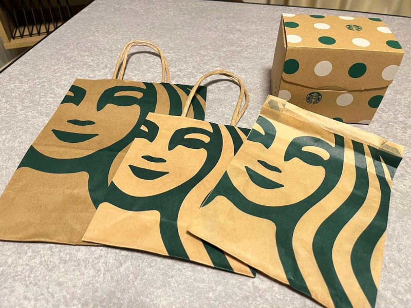 Starbucks paper bags that are fashionable and can't be thrown away.