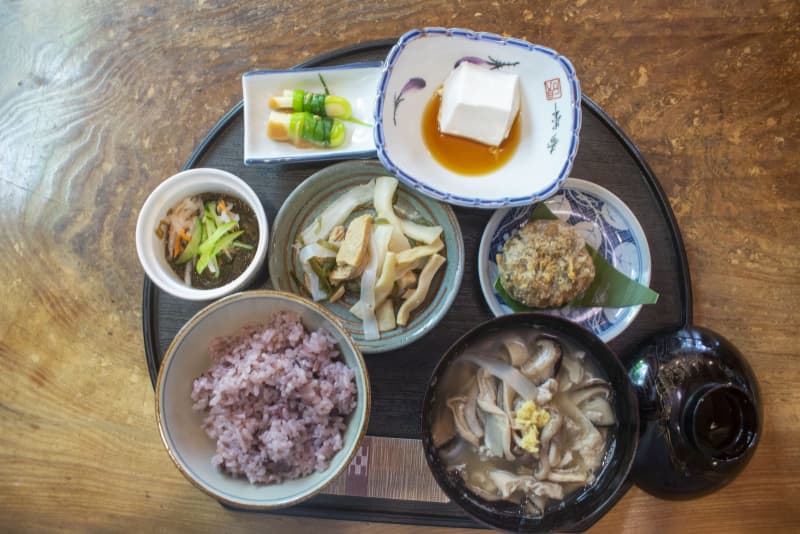 You can also enjoy side dishes unique to Okinawa!"Kominka Shokudo" is popular for its soup set meal with plenty of ingredients