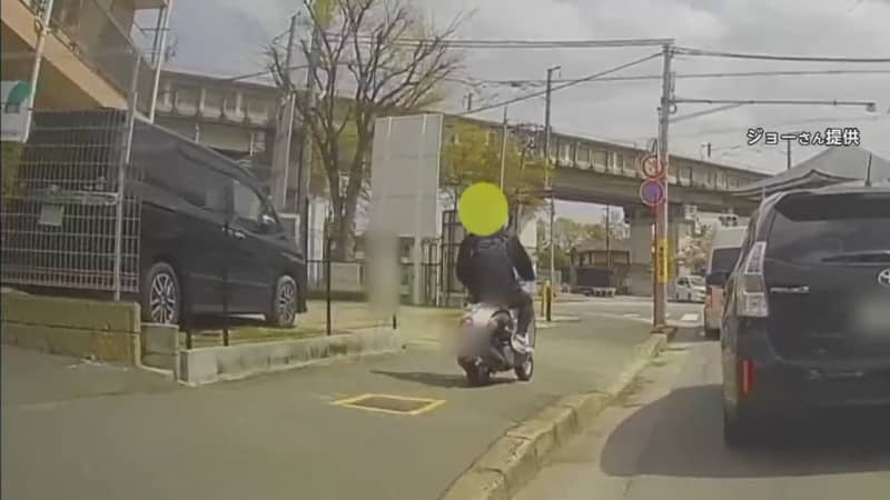 "Hey, it's a magic!" A motorcycle runs on the sidewalk Driving while "operating a smartphone" on the road The whole story of dangerous driving