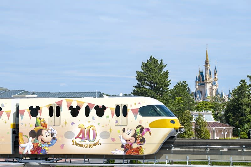 Commemorative wrapping monorail for Tokyo Disney Resort 40th anniversary Commemorate tickets and souvenir medals
