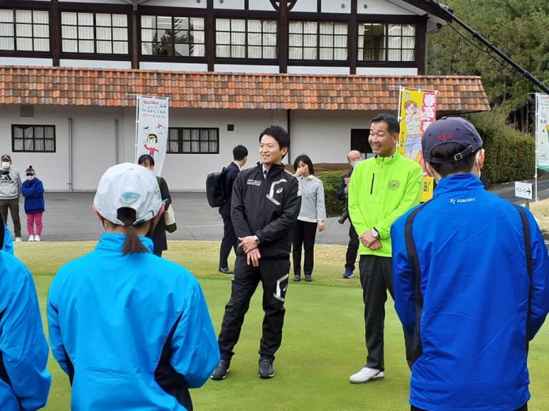 Hyogo Governor Saito interacts with junior golfers in Miki to revitalize the region through sports