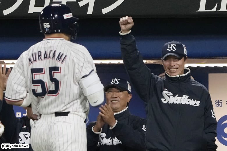 ヤクルト、リーグ3連覇へ快勝発進　村上が初打席V弾、小川7回無失点の快投