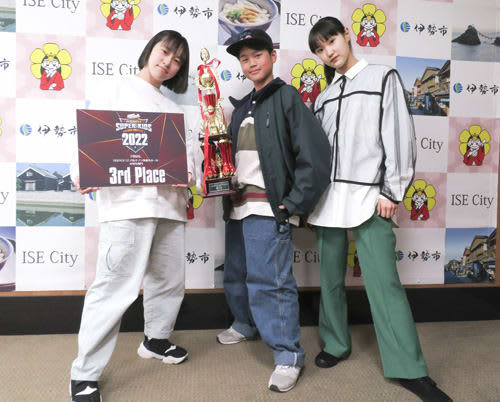 National award for kids dance Three members of Ise's dance studio report to the mayor Mie