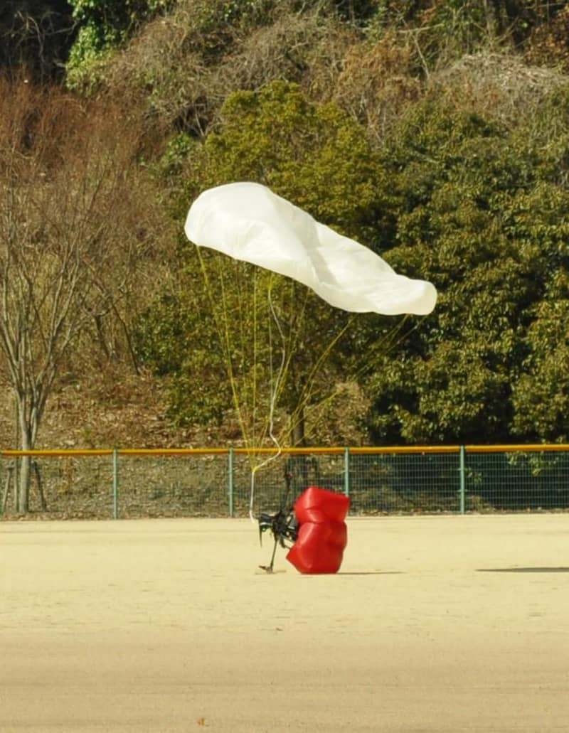 Parachutes and airbags on drones Is it safe to fall?Experiment in Hiroshima and Fuchu City