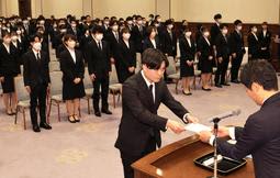 新社会人決意新たに、兵庫県内各地で入庁・入社式　ノーマスクの出席者も