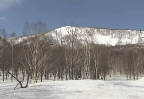 「雪からボードと足だけ出ている」スキー場のコース外で女性の遺体を発見…2月から行方不明の30代…