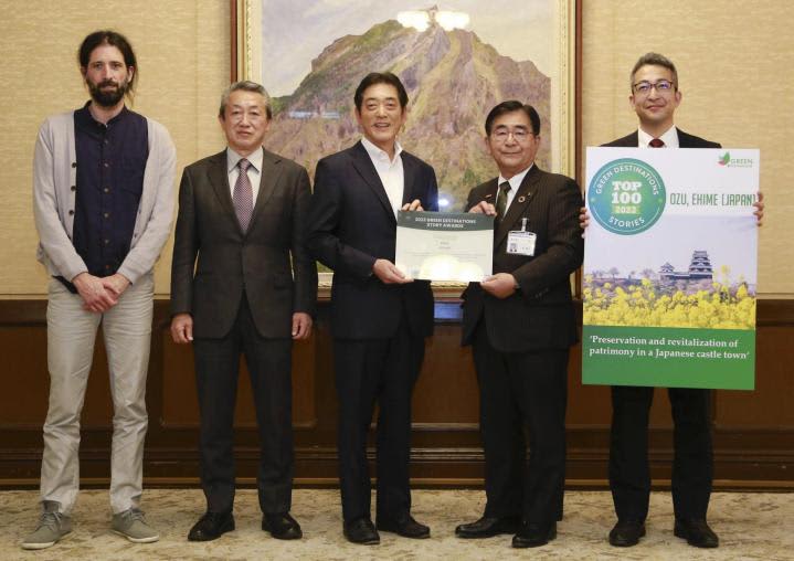 観光まちづくり世界1位を知事に報告　大洲市長らが県庁訪問