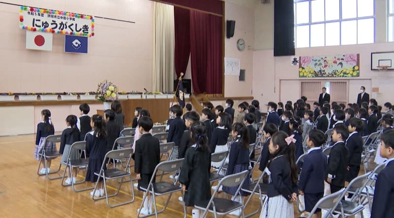 「友達をいっぱいつくりたい」大きなランドセル背負って入学式　マスクなしも＝静岡市