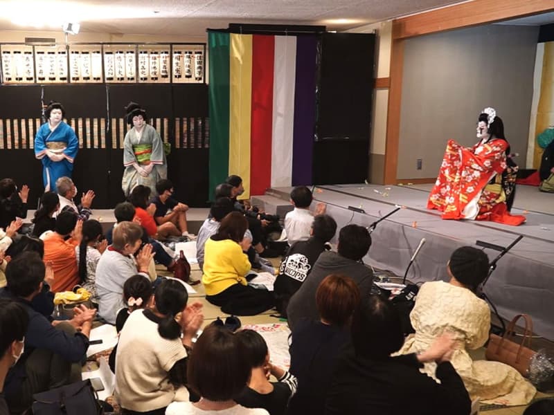 "Gifu Town Wakadannakai" performs "Jikabuki" at Inaba Shrine for the first time in four years