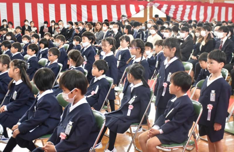 茨城県内の小中高など512校　期待胸に入学式　水戸・笠原小　マスク姿まばら