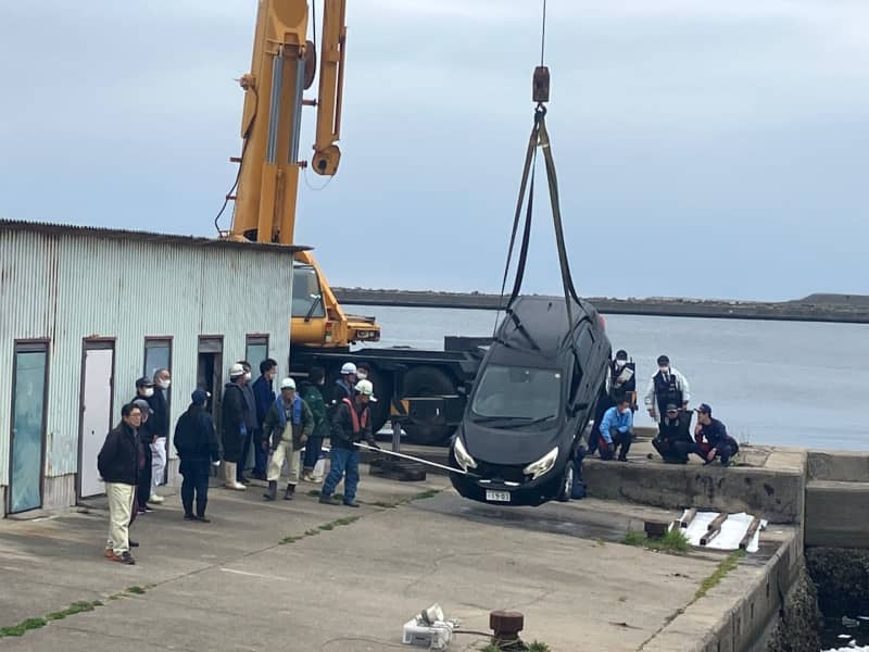 At a popular fishing spot ... A car accidentally fell into the sea or was pulled out of the sea 75-year-old man died Fukushima