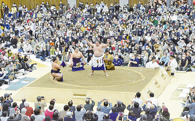 土俵入りや取組披露　ファンの熱気館内包む　７年ぶり大相撲上越場所