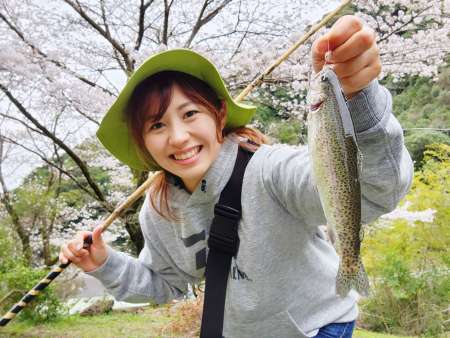 Spring is the season for mountain stream fishing Is it difficult for beginners? … then you can enjoy a managed fishing spot Hot springs and somen nagashi
