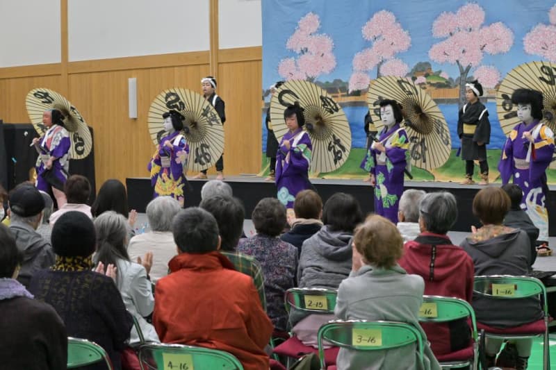 茨城・日立の共楽館　伝統芸能公演　歌舞伎や太鼓に歓声