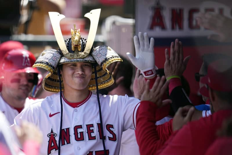 大谷翔平 花巻東高校の先輩・菊池雄星から3号2ランホームラン放ち、初めての『ホームラン兜』を被る