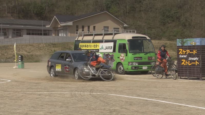 スタントマンが自転車事故再現　中学生に“ヘルメット着用”の重要性訴え　福島