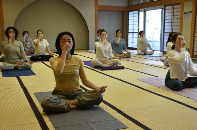 神都高千穂でヨガ、瞑想　県外客13人 癒やしの旅