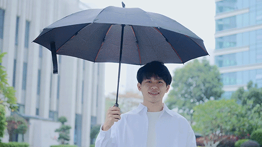 自分も周りも濡らさない？逆折り式折り畳み傘「RainSmile U2」