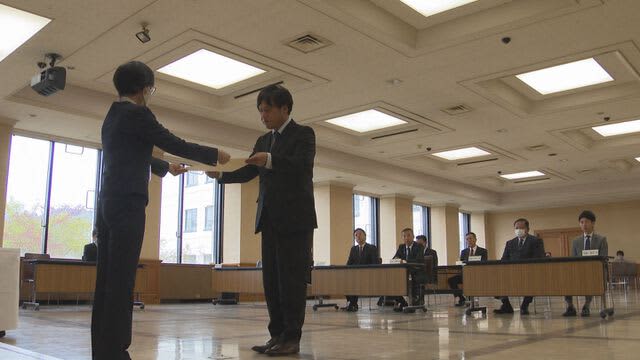決意新たに　山形県議会議員４３人に当選証書交付