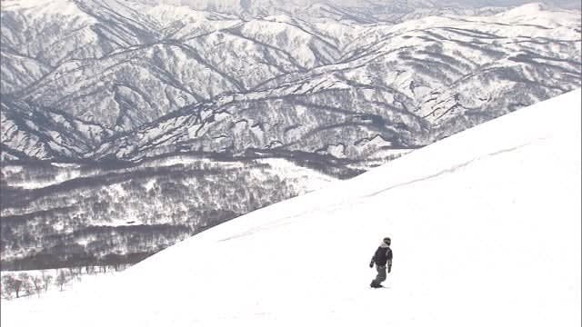 この景色が好きで来たくなる…絶景を眺めながら初滑り 夏までスキーが楽しめる「月山スキー場」オー…