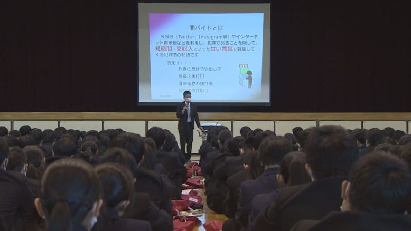 Saitama prefectural police give a lecture on the dangers of the Internet to first-year high school students