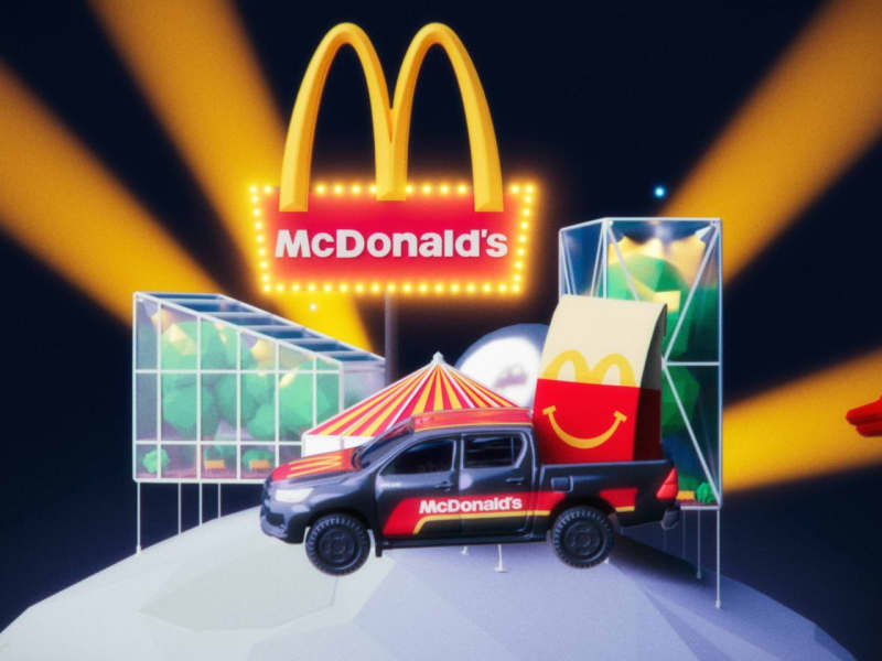 Toyota "Hilux" appears in McDonald's happy set!Hilux runs through the world of dreams...