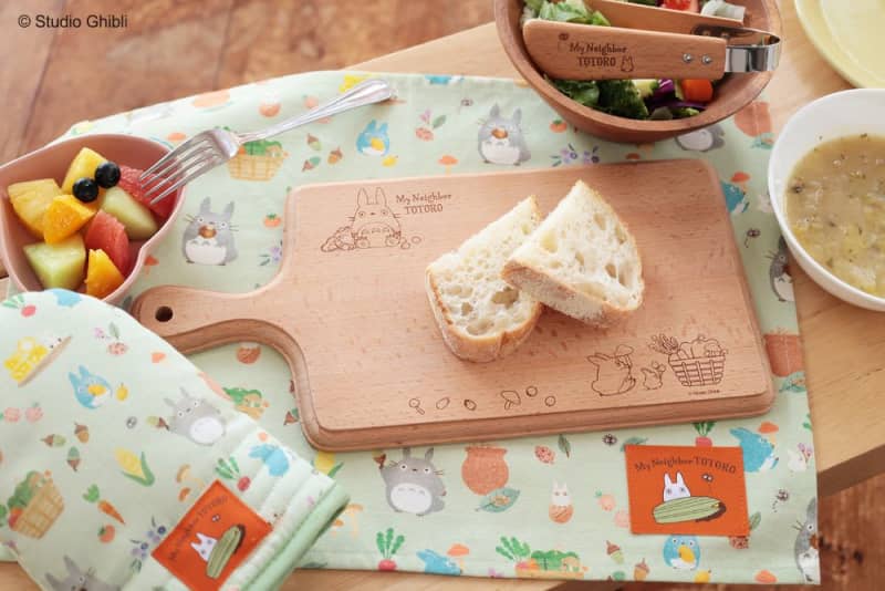 トトロがデザインされたキッチンアイテムが発売へ。お野菜やどんぐりを運ぶトトロたちのデザインがか…