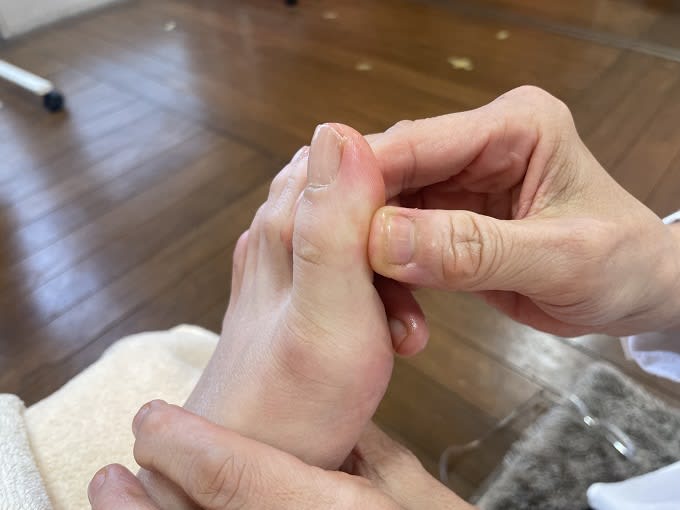 A must-see foot stimulation technique for those who have a stuffy nose!Firmly push the side of your thumb to clear the nose.