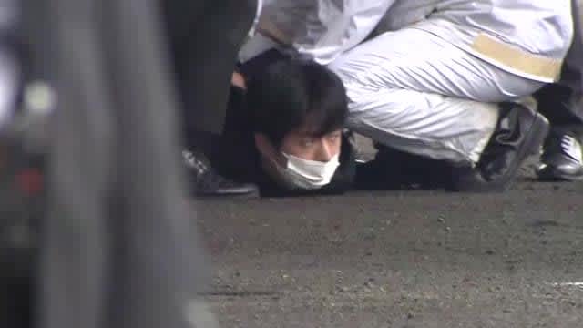 【取り押さえ・爆発の瞬間】岸田首相の訪問先で爆発騒ぎ　演説直前に“銀色の筒”投げ込み　約1分後に爆発