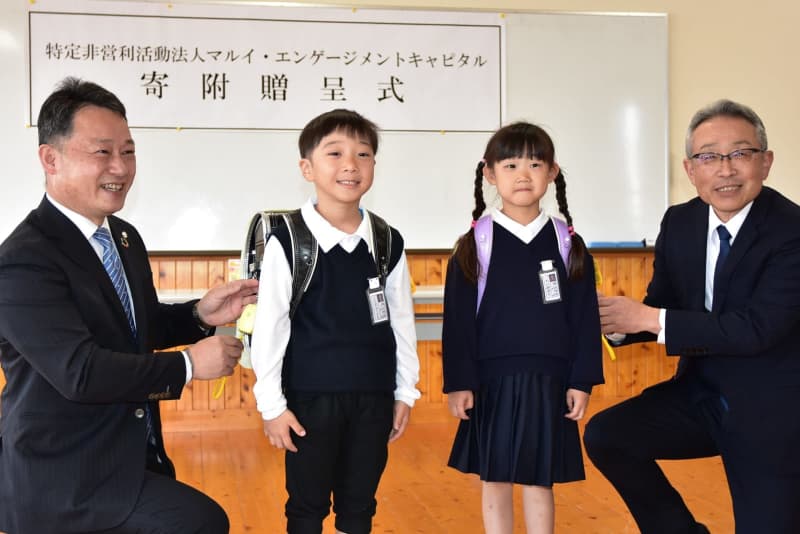 Crime prevention buzzers with donations NPO donates 900 to elementary schools "Energetic and fun life" / Tsuyama City, Okayama