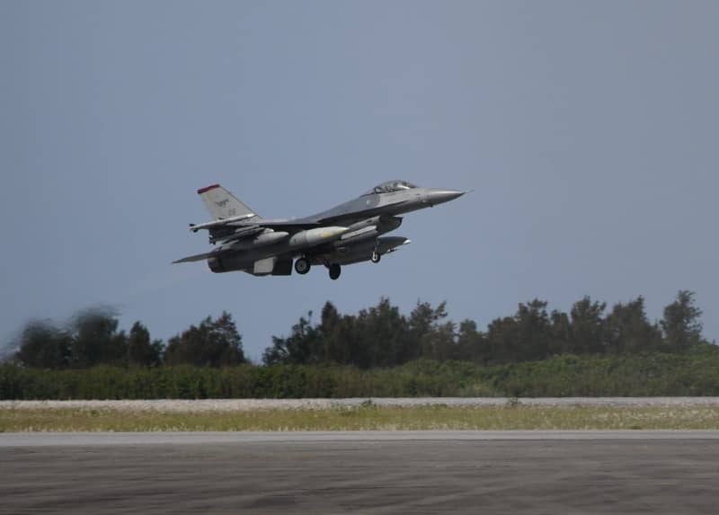 U.S. F16 at Shimojishima Airport takes off for Kadena Air Base Emergency landing with a warning light