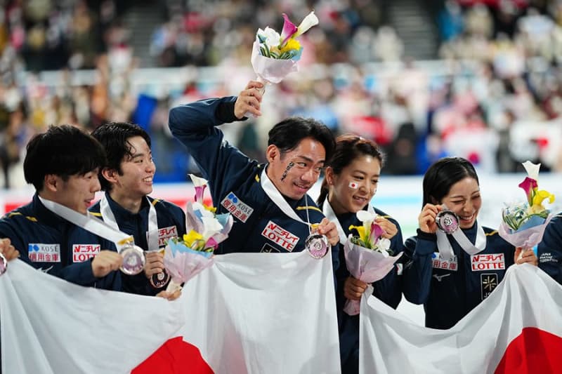 "Ganbare Japan" on Daisuke Takahashi's cheeks The reason why I felt like I was more silly than anyone else at the award ceremony, why I grew up out of common sense [Fo...