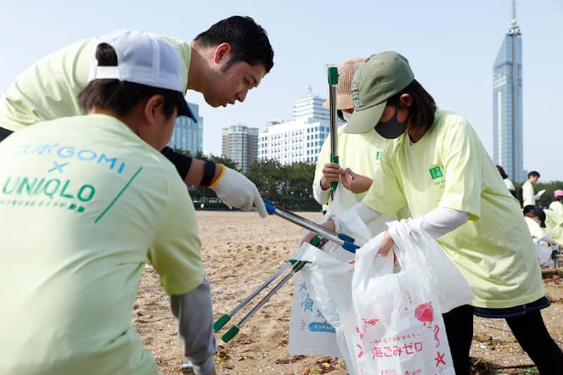 “Picking up garbage is a sport!” Kosuke Hagino participates in the event with children at World Aquatics Fukuoka in July