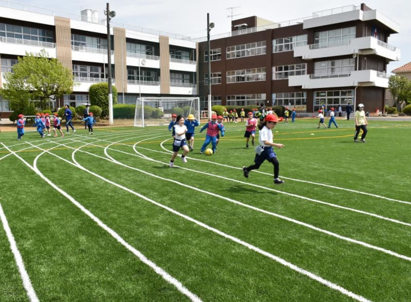 茨城・境小に人工芝校庭　県内初、完成祝う　サッカー場や50メートル走路