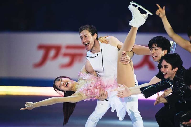 Mai Mihara waving while being held by an American player Mutual respect is the beauty of figure skating