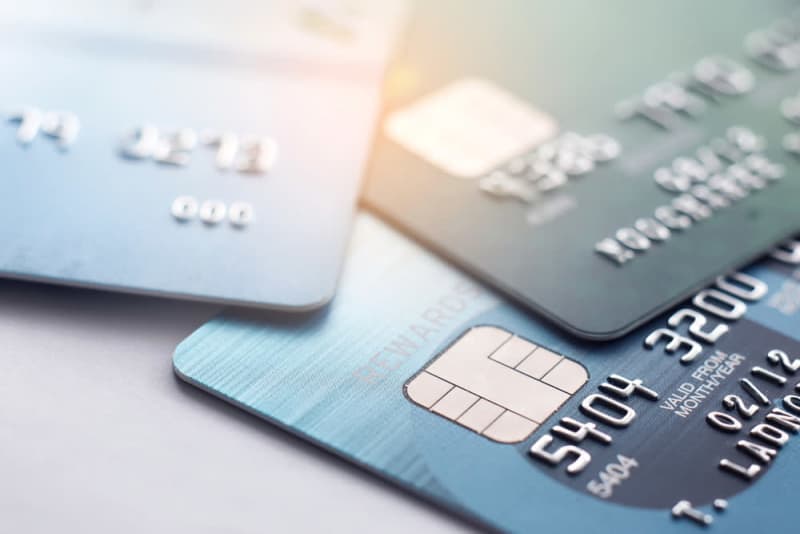Is it better to have multiple credit cards? Introducing a mechanism to prevent "overuse"