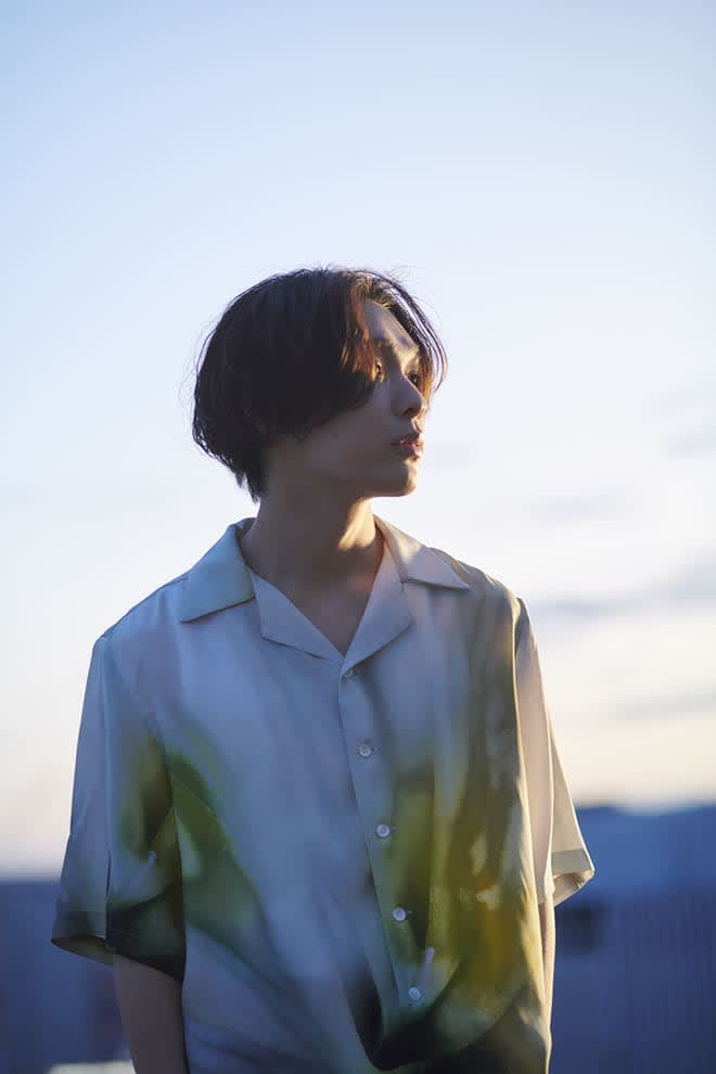 Zakinosuke sings the theme song for the drama "Ritually Impossible".
