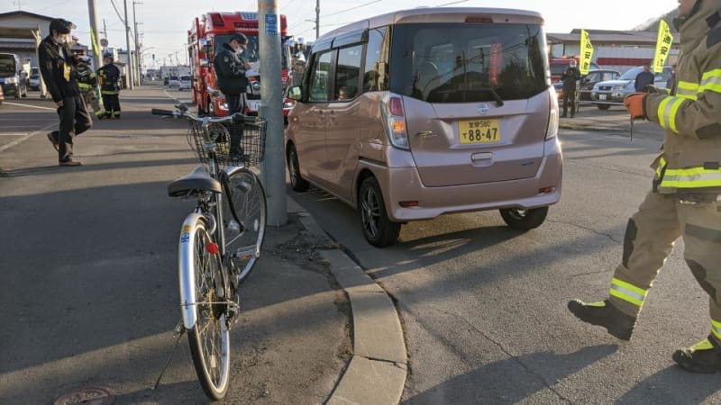 自転車で横断中の女子中学生　軽乗用車にはねられ顔から出血　意識もうろう状態で病院へ　北海道浦河町