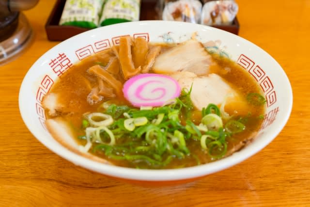 [Wakayama Ramen] Why is “sushi” on the table of a long-established restaurant? → Tourist Association